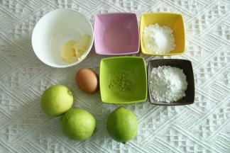 准备好材料。柠檬可以用青柠檬，也可以用黄柠檬。柠檬皮屑和柠檬汁我是额外准备了一些。所以建议3只半柠檬。鸡蛋一定要常温鸡蛋！