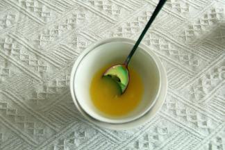 黄油碗底下放一碗热水，隔水将黄油融化成液态，保持温热状态！