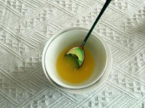 黄油碗底下放一碗热水，隔水将黄油融化成液态，保持温热状态！