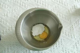 常温鸡蛋打入干净无水盆中，倒入糖粉。此时可以预热烤箱上下170度。