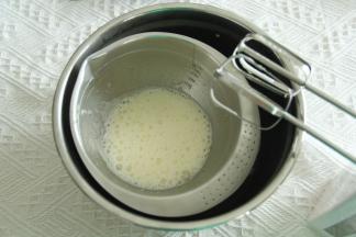 也是底下垫一盆热水（水温不需要很烫，让另一个盆中的全蛋液保持40度左右即可），隔水用电动打蛋器打发！高速顺一个方向打发。