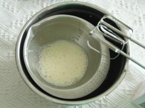 也是底下垫一盆热水（水温不需要很烫，让另一个盆中的全蛋液保持40度左右即可），隔水用电动打蛋器打发！高速顺一个方向打发。
