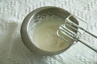 刚开始，气泡较大，颜色略深。持续几分钟后，蛋糊膨胀，蛋液颜色变浅。需要打到提起打蛋头蛋糊能滴落，并且滴能堆积起来，不会立刻消失。盆边的蛋糊可以用刮刀刮下，所有的都要打到。全程中高速打，最后用低速打一会，整理大气泡。