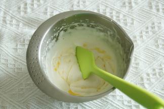 用刮刀承接将液态黄油均匀倒入，刮刀从2点钟方向切入，沿着盆底从7点钟方向翻起到盆中心，用切拌的方式拌匀。