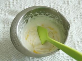 用刮刀承接将液态黄油均匀倒入，刮刀从2点钟方向切入，沿着盆底从7点钟方向翻起到盆中心，用切拌的方式拌匀。