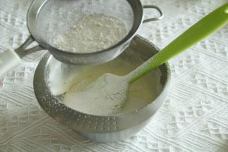 接着筛入低粉，尽量筛均匀，防止低粉过重将面糊压消泡。