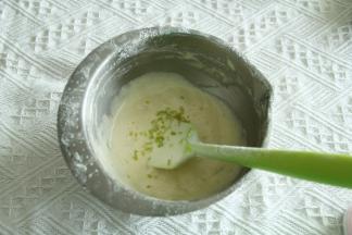 也是同方法切拌、翻拌的手法，快速拌匀。如果有不容易拌开的面粉，在盆边刮下，继续翻拌。直到看不见干粉，面糊光滑。速度一定要快。拌匀后再将柠檬汁和柠檬皮屑也一起倒入，刮刀翻拌几下拌匀即可！