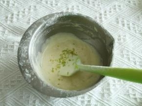 也是同方法切拌、翻拌的手法，快速拌匀。如果有不容易拌开的面粉，在盆边刮下，继续翻拌。直到看不见干粉，面糊光滑。速度一定要快。拌匀后再将柠檬汁和柠檬皮屑也一起倒入，刮刀翻拌几下拌匀即可！