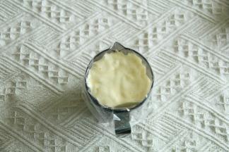 拌匀的面糊装入裱花袋中。