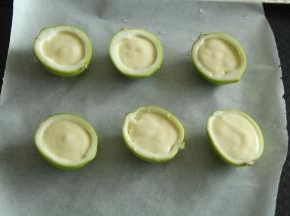 将面糊挤入柠檬壳中，9分满。成品可以做6-8个柠檬小蛋糕，具体看柠檬壳的大小。柠檬壳小的话建议多准备一只柠檬。