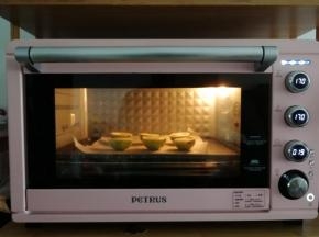 放入预热好的烤箱中层偏下，上喜爱170度，烤20分钟！