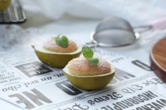 最后撒上糖霜，装饰薄荷即可！