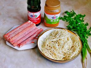 准备食材，面条的量根据个人胃口来。