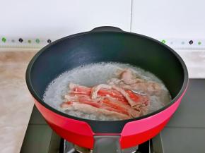 锅中加入水烧开，下肥牛。