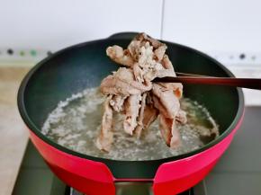 烫至变色立即捞出。