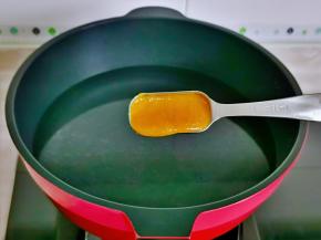 锅中加入纯净水，加入酸汤酱。