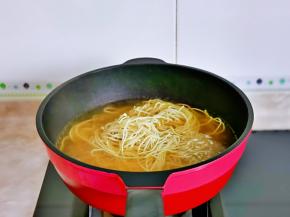 下面条，大火煮。