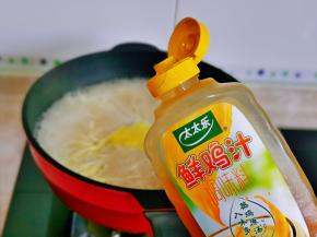 再挤几滴鲜鸡汁，把面煮熟。