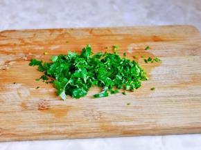 香菜洗干净切碎。