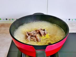 面煮熟后，加入烫好的肥牛。