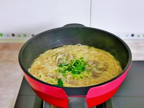 再加入香菜关火，借助余温烫熟即可。。