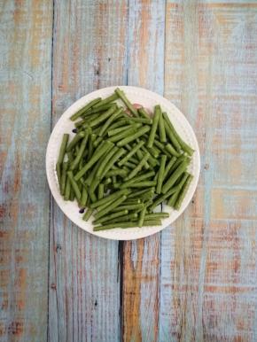 长豆角去除两头，然后洗干净切成适当的段，沥干水分