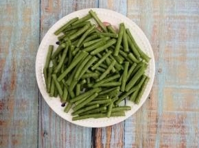 长豆角去除两头，然后洗干净切成适当的段，沥干水分