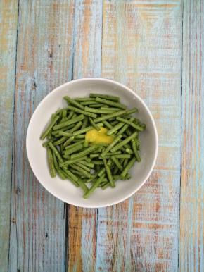 把长豆角装入碗中，打入鸡蛋，搅拌均匀