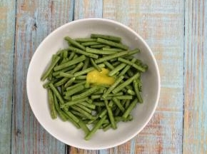 把长豆角装入碗中，打入鸡蛋，搅拌均匀