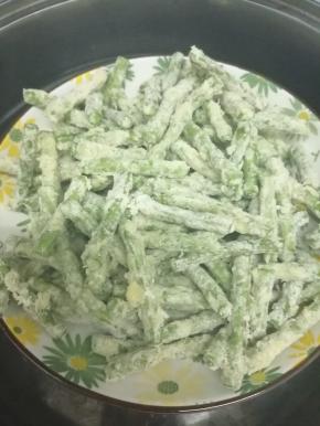 然后放入盘子中，大火蒸十分钟