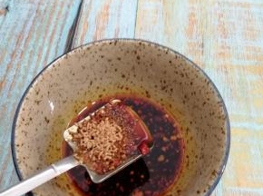 最后加入鸡精搅拌均匀备用