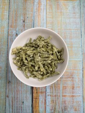 把蒸好的长豆角取出来，倒入大碗中