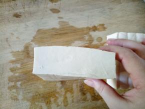 我在超市买的这种豆腐，比较厚，比嫩豆腐要结实一些，但又比我们说的老豆腐要嫩一些。