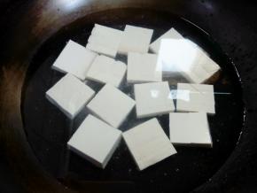 将豆腐小心移入锅中，加入没过豆腐的水量，加1小勺盐，中火煮三五分钟。