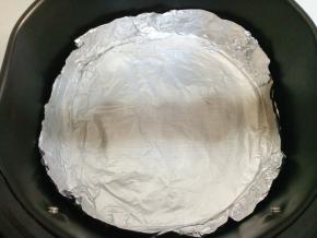 用两层锡纸折成一个盘子状，表面刷一层油。一层锡纸太软了，后面拎不起来。