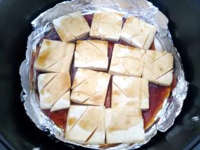 豆腐要烤到两面微焦，然后将酱汁尽量均匀地淋在豆腐上。