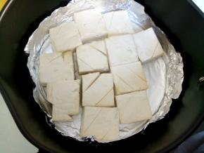 将豆腐小心一一翻个面，再表面刷一层油，继续烤6-8分钟。