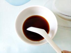 在烤豆腐的时候，我们来调一下酱汁。取一个小碗，1汤匙蚝油，1汤匙生抽，1汤匙凉白开，调匀。后来发现酱汁有点少，可以加多一些生抽和凉白开。