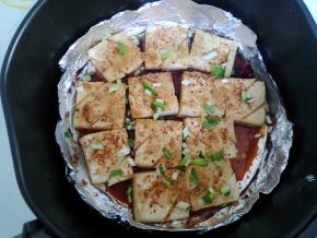 最后烤好了，撒上一点葱花，再回炉焖一分钟，不用再开火。