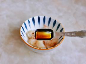 虾仁处理干净后放入小碗中，加入料酒。