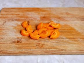 胡萝卜去皮洗干净，再切片。