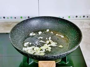 另起油锅，加入切好的蒜煸炒出香味。