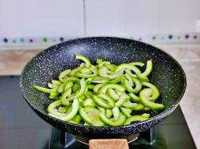 加入切好的西葫芦翻炒。