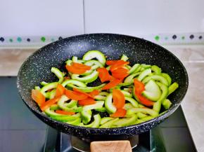 再加入胡萝卜片。