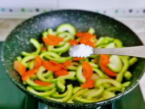 按个人口味加入盐，翻炒均匀。