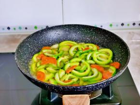 加入半小碗纯净水，中火翻炒至8成熟。