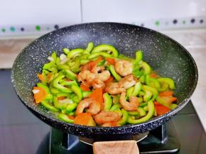 加入煸炒过的虾仁，翻炒1分钟出锅。