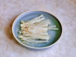 金针菇去根，冷水冲洗，再泡盐水。