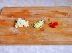 蒜姜去皮切碎，辣椒切段。