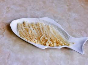 泡好的金针菇挤干水分，摆盘。